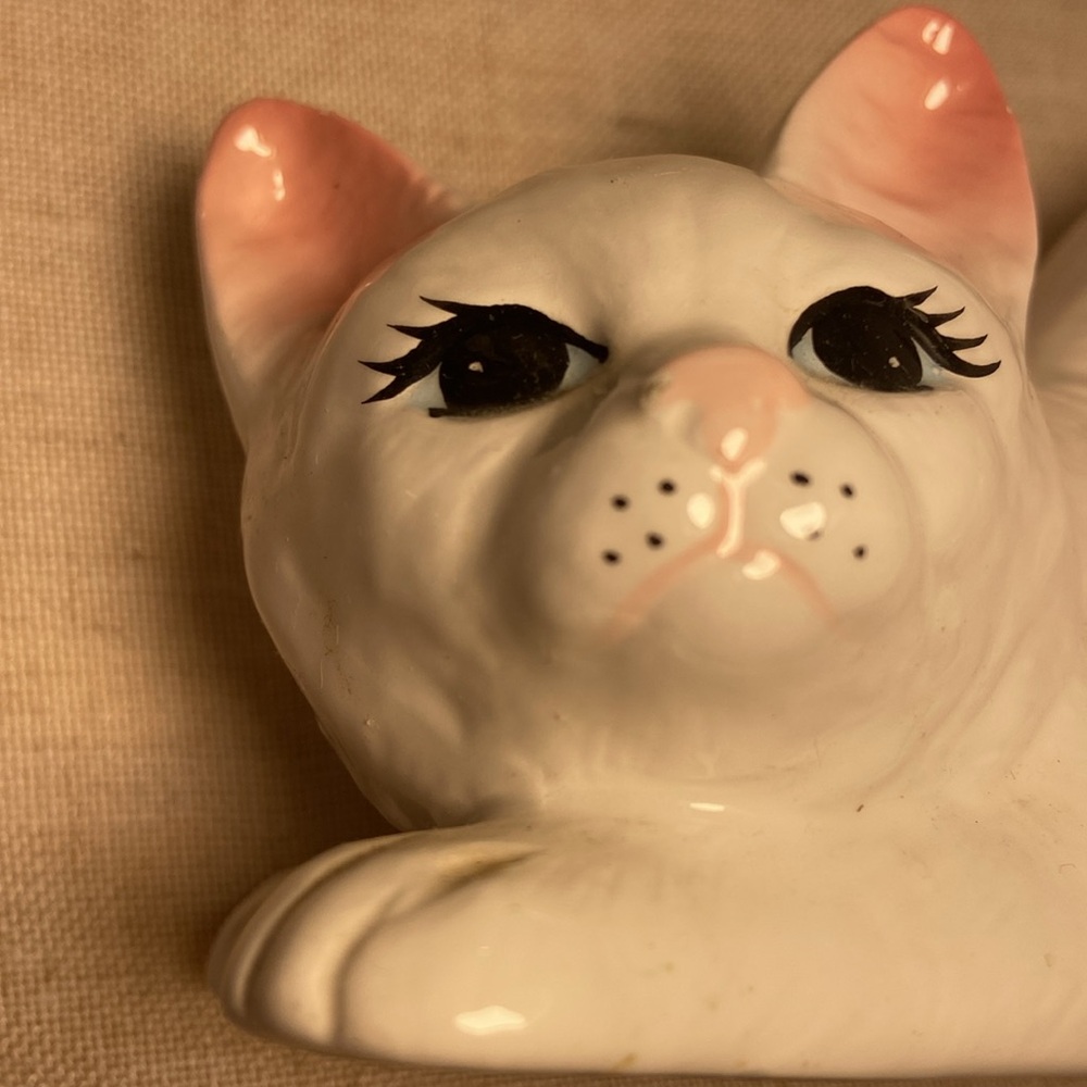 Vintage white cat ceramic long haired kitty blue eyes playful cat crouching - Picture 3 of 16